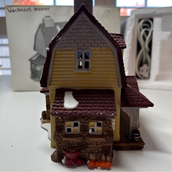 Department 56 Sleepy Hollow Illuminated Van Tassel Manor - Picture 6 of 9